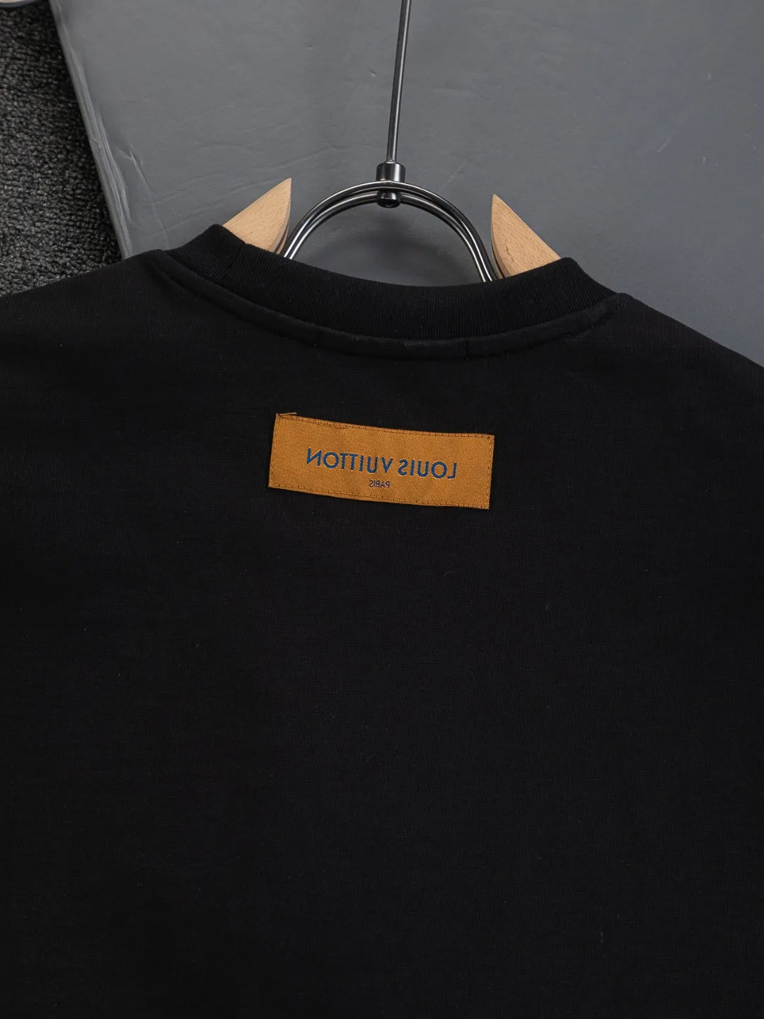 🅿️190 Louis Vuitton Louis Vuitton 1V LV LV slightly wide version S-XL LV 26ss new products are available at counters simultaneously. Multiple craftsmanship. Embroidery of civet 🦊 letters on the chest. Round neck short-sleeved T-shirt, same style for men and women! Consigned to one-to-one creation. Synchronized with the official website, pure cotton fabrics at the counter! It is close to the skin and comfortable, durable and easy to wear. It has a classic and simple logo design and meticulous original craftsmanship. Short-sleeves, a must-have item for men, do not appear to be the same for the general public, but must be unique and eye-catching. This LV short-sleeve is all about quality, comfort, the same shape and fashion as always, including fabrics and cutting techniques. All of them have been made with great effort! 320 grams of washed pure cotton fabric, pure cotton is breathable, very refreshing and comfortable for daily wear. The rib knitting on the neckline is smooth and tight, and the neckline will not be skewed if you toss it at will. The loose version, you will find that it looks really good on the upper body. The overall is minimalist and neat, super versatile for daily use! Pair it casually with a pair of pants for a youthful look. A T-shirt will make your outfit crazy. It is a fashionable item that can never go wrong! Color: Black White Size: S-XL Size chart: S: Shoulder width 50-Bust 56-Length 70 M: Shoulder width 52-Bust 57-Length 72 L: Shoulder width 54-Bust 59-Length 74 XL: Shoulder width 56-Bust 62-Length 76
